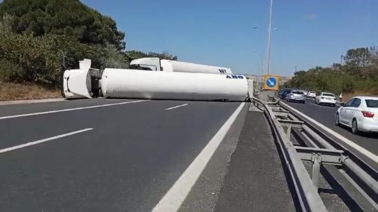 Tanker devrildi: İstanbul yönü trafiğe kapandı