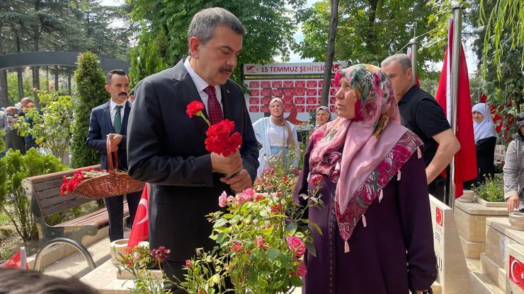 Bakan Tekinden 15 Temmuz Şehitliğine ziyaret