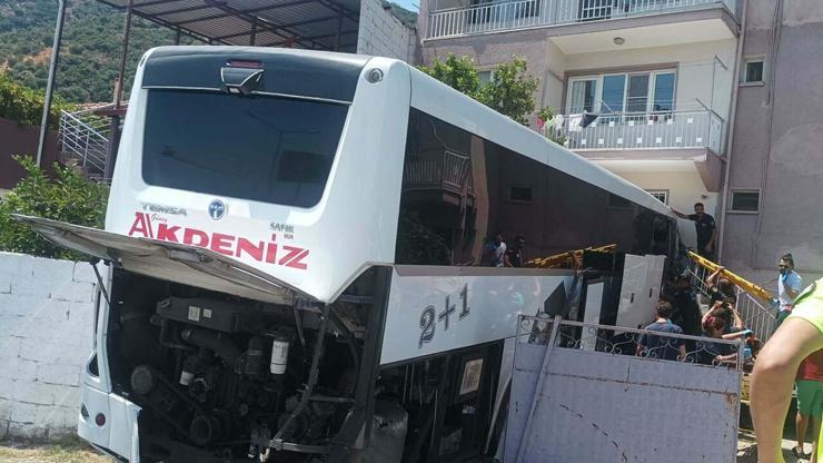 Aydında yolcu otobüsü eve çarptı: 1 ölü 15 yaralı