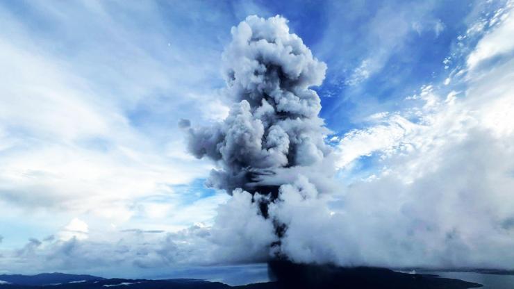Binlerce metreye yükselen kül bulutu... Patlama anını böyle izlediler