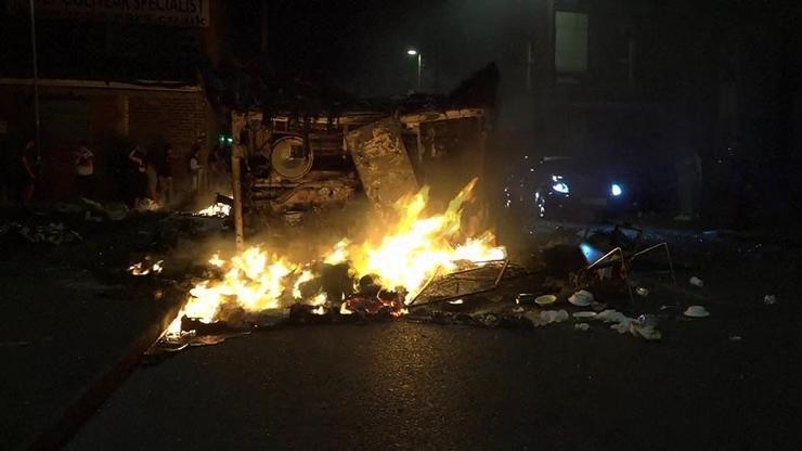 İngiltere yangın yerine döndü Polis aracı devirip otobüs yaktılar...