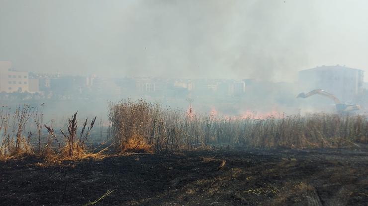 İstanbulda otluk alanda 10 dakika arayla iki yangın çıktı