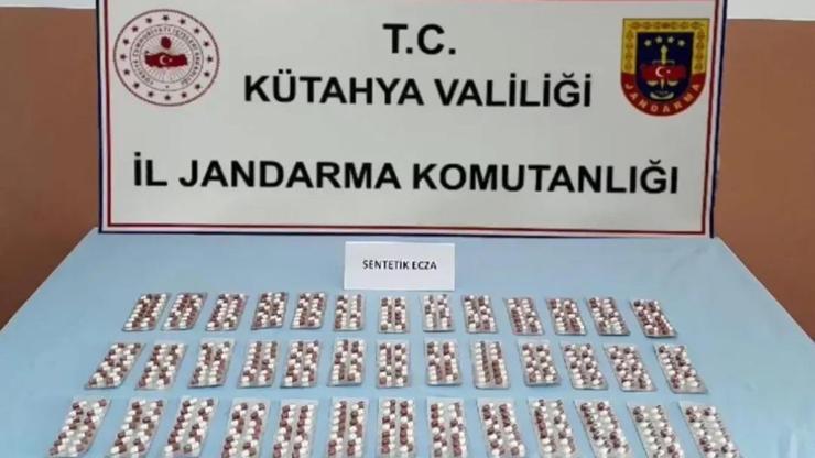 Gediz'de otomobilde 552 sentetik ecza ele geçirildi: 1 tutuklama