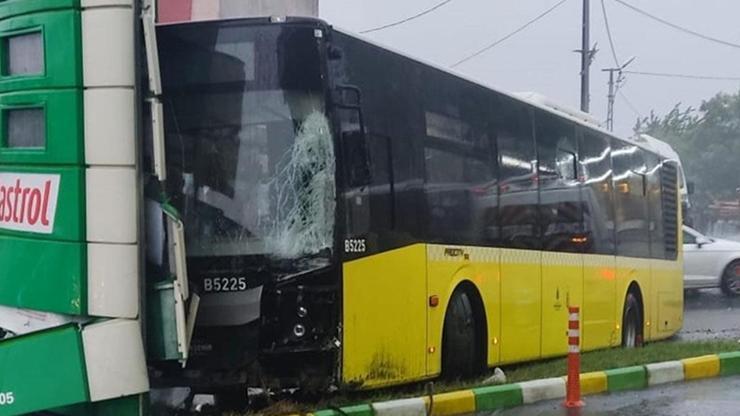 Avcılarda İETT otobüsü 3 araca çarptı: Yaralılar var