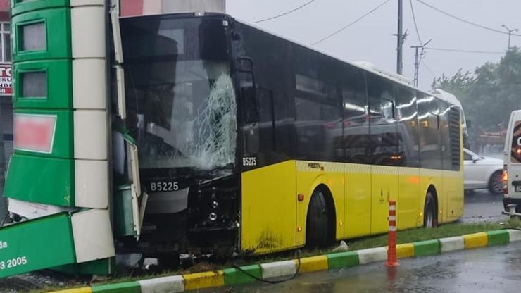 Avcılarda, İETT otobüsü 3 araca çarptı: 3 yaralı