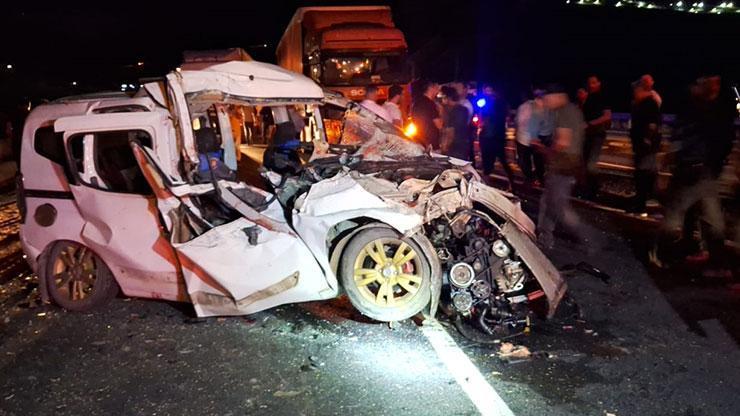 Erzincan’da hafif ticari araç traktörle çarpıştı: 3 ölü, 3 yaralı