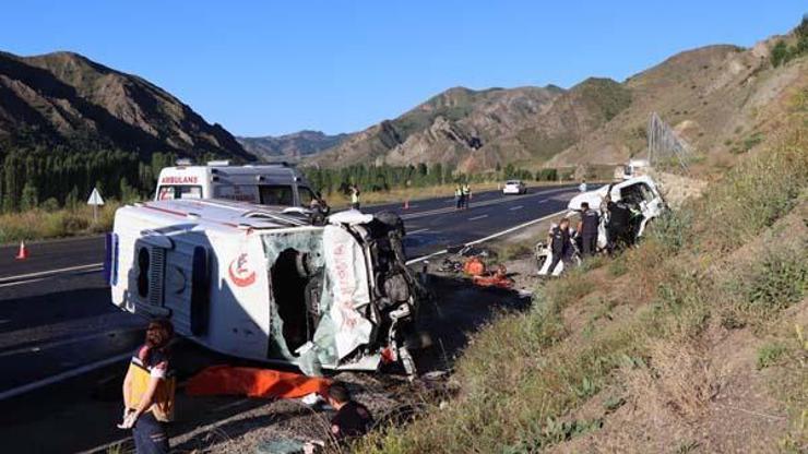 Ambulans, ticari araçla kafa kafaya çarpıştı: 2Sİ SAĞLIK PERSONELİ 4 ÖLÜ