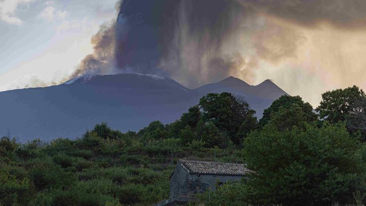 Etna, lav püskürtmeye başladı: Uçuşlar aksadı Etna, lav püskürtmeye başladı: Uçuşlar aksadı