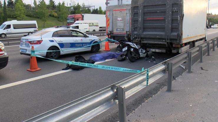 SON DAKİKA HABERİ... TEMde feci kaza: Kamyonete arkadan çarpan motosiklet sürücüsü öldü