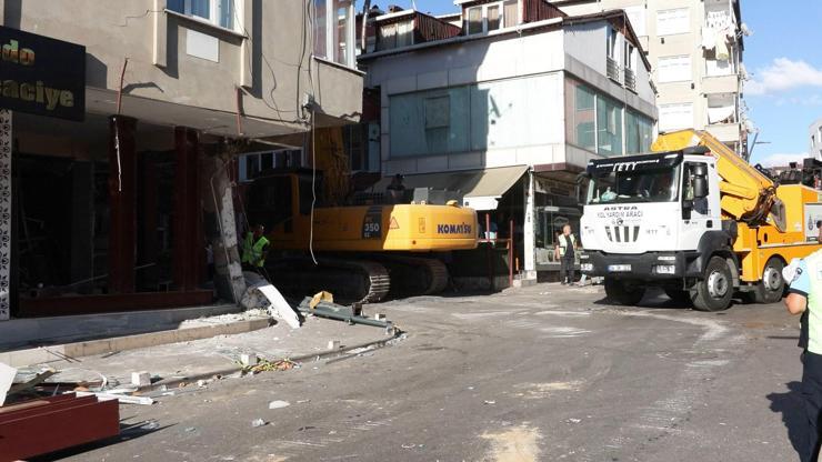 Pendik’te 4 katlı binaya çarpan İETT otobüsü çekildi