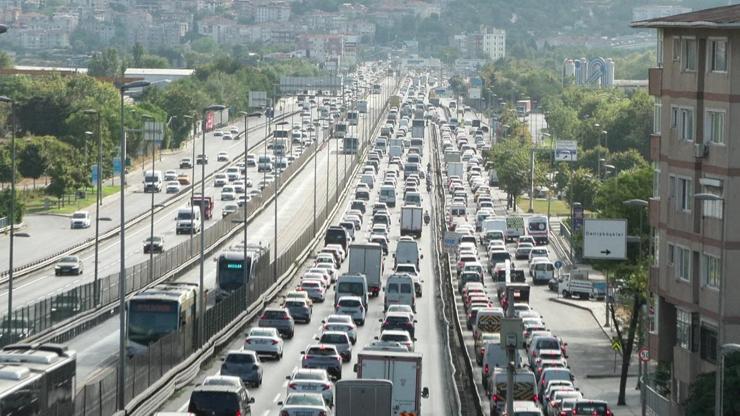 Video | Avcılar E-5te bitmeyen metrobüs yolu çalışması çileye dönüştü