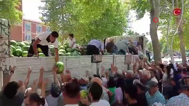 Video | 17 ton karpuzu çevredekilere dağıttı