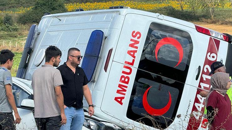 Arnavutköyde ambulans otomobilin üstüne devrildi