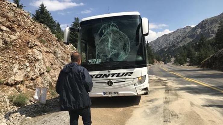 Yolcu otobüsünün bariyerlere çarptı