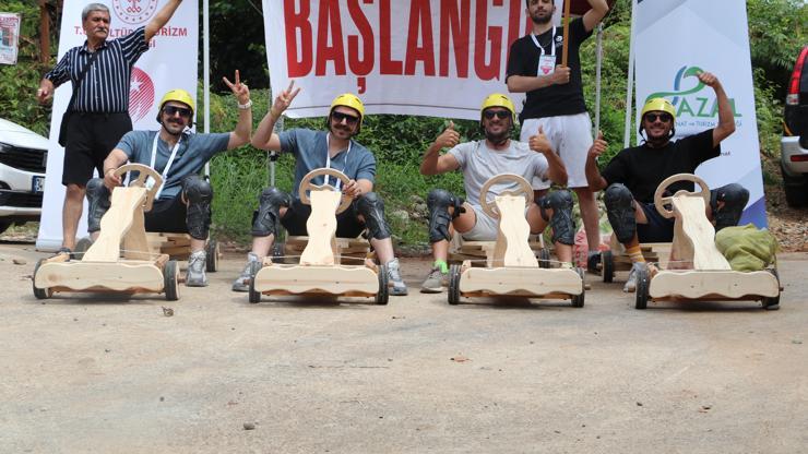Rize'de dansçılardan 'Ülkelerarası Tahta Araba Yarışması'