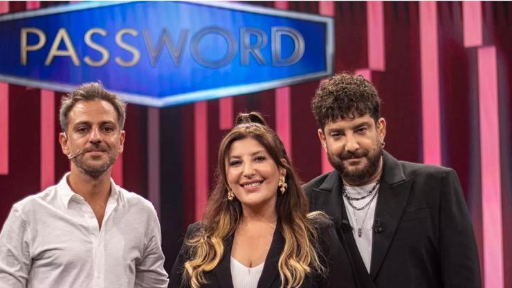 Kübra Ünlü yazdı Kanal D’de “ Password” Geceye Damga Vurdu