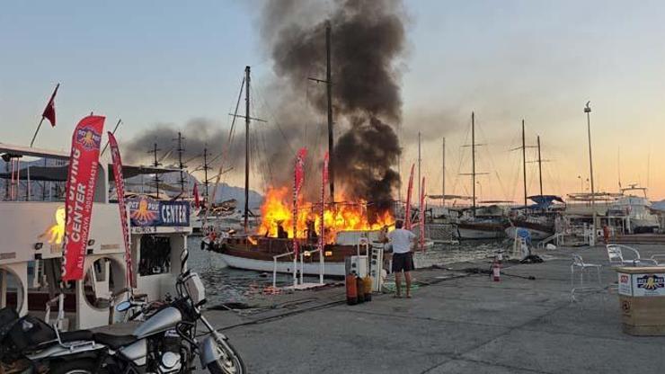 Marinadaki tekne alev alev yandı