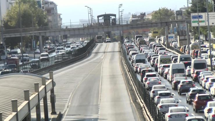 İstanbulda trafik kilit İBBden açıklama geldi... İşte nedeni