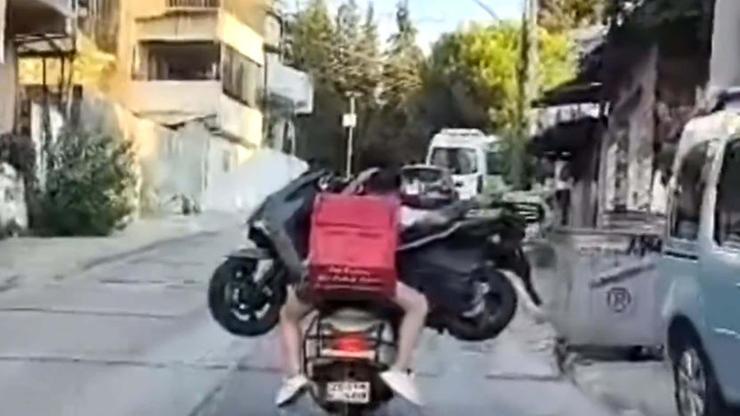 Motosikletle başka motosikleti taşıdılar Motosikletle başka motosikleti taşıdılar