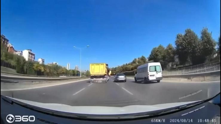 İSTANBUL - Çekmeköy’de trafikte 'yol verme' tartışması kamerada İSTANBUL - Çekmeköy’de trafikte 'yol verme' tartışması kamerada