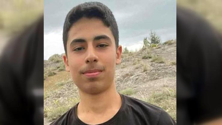 Düğünde 1 kişiyi bıçaklayıp kaçan saldırgan, karşısına çıkan Furkan'ı sebepsiz yere öldürmüş Düğünde 1 kişiyi bıçaklayıp kaçan saldırgan, karşısına çıkan Furkan'ı sebepsiz yere öldürmüş