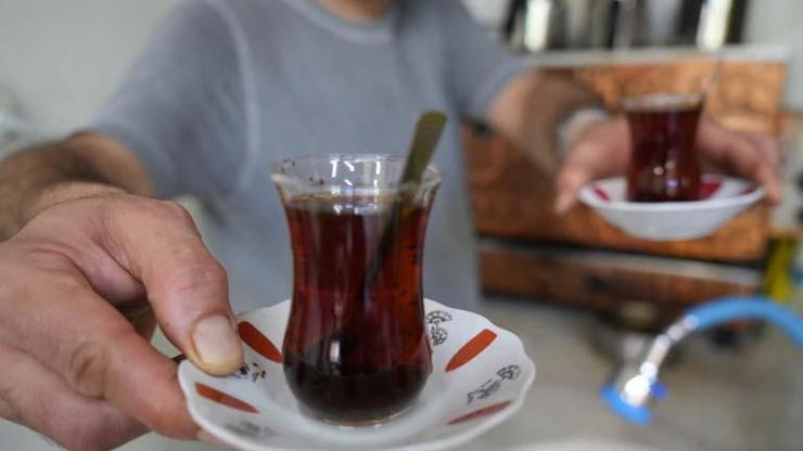 Çay soğuk suyla mı yoksa sıcak suyla mı demlenir Menemenin ‘soğan tartışmasına çayın ‘suyu eklendi