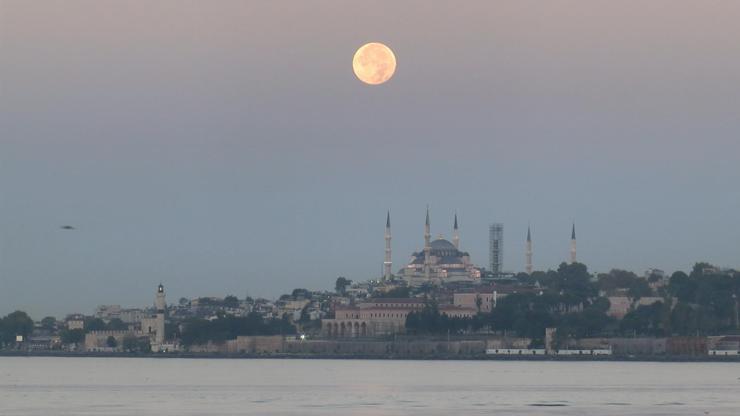 Süper Ay İstanbul'da görsel şölen oluşturdu Süper Ay İstanbul'da görsel şölen oluşturdu