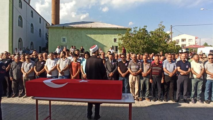 Beyin kanaması geçiren karakol komutanı, Bitlis'te toprağa verildi Beyin kanaması geçiren karakol komutanı, Bitlis'te toprağa verildi