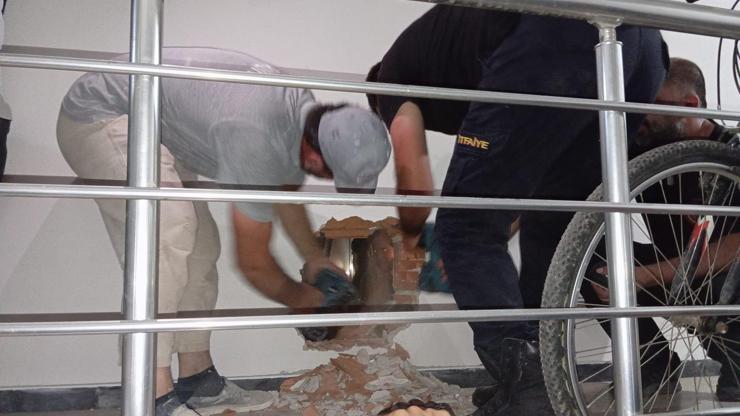 Rize’de asansörde mahsur kalan Zeynep, kurtarıldı Rize’de asansörde mahsur kalan Zeynep, kurtarıldı