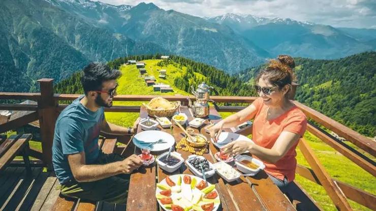 Denize gidemeyen doğaya koştu Otellere göre yüzde 50 daha ucuz: 5 gecelik Karadeniz turu 7 bin liradan başlıyor  Türkiyede en çok tercih edilen tatil rotaları...