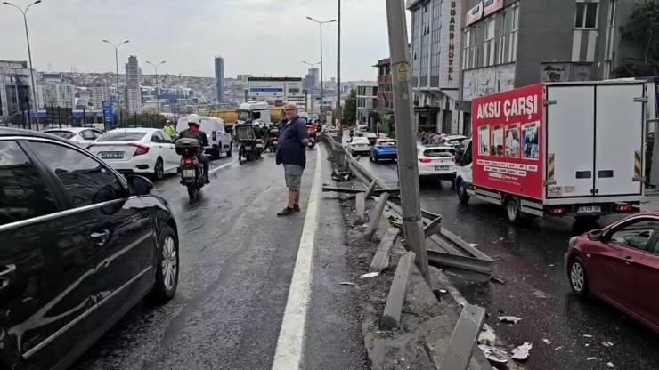 Avcılarda kamyon bariyerlere çarptı, D-100 Ankara istikameti trafiğe kapatıldı