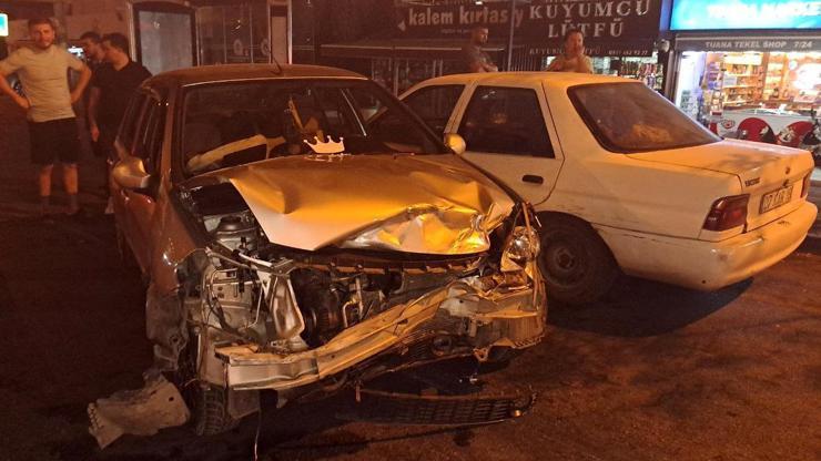 Park halindeki 4 araca çarptı, yaralı arkadaşını bırakıp kaçtı