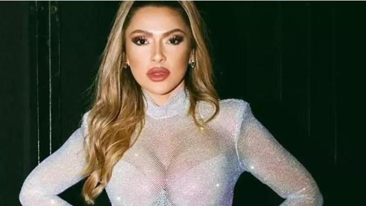 Hadise setteki doğal hallerini paylaştı KAMERA KARŞISINA GEÇTİ