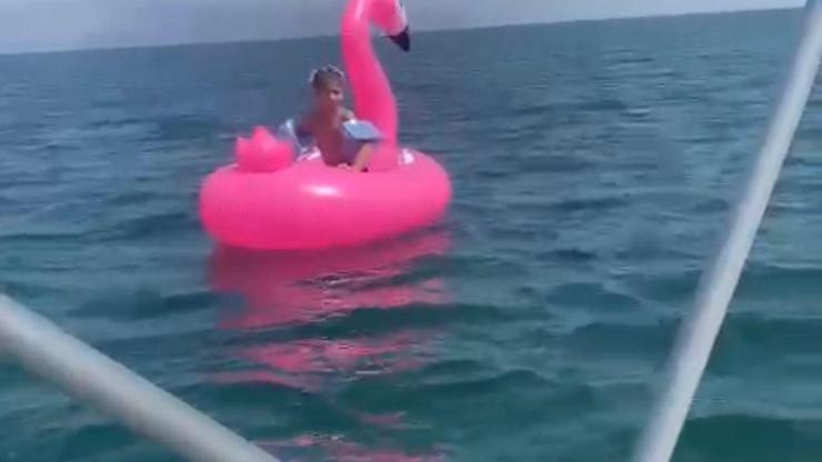 Deniz simidiyle yüzerken 700 metre açığa sürüklenen çocuğu cankurtaranlar kurtardı Deniz simidiyle yüzerken 700 metre açığa sürüklenen çocuğu cankurtaranlar kurtardı