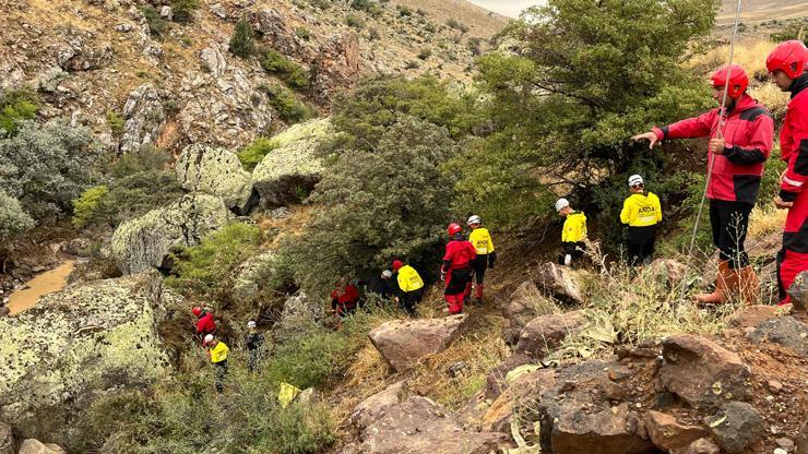 Kayseri'de sel sularına kapılmıştı; ekipler ile arkadaşları arıyor