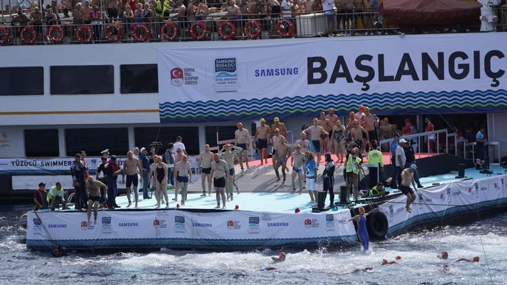 Binlerce yüzücü 36. kez İstanbul Boğazında kıtaları kulaçlarıyla birleştirdi