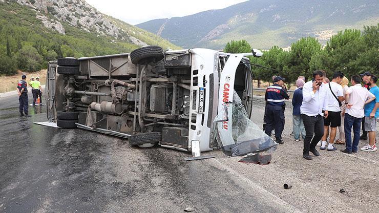 Düğün yolunda kaza: 1i ağır, 26 yaralı