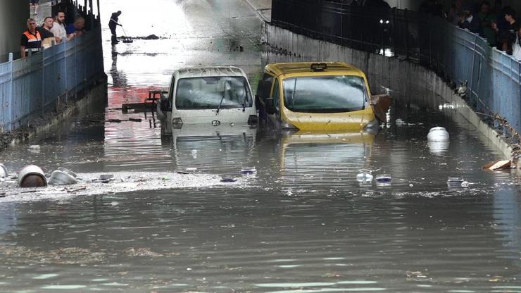 İstanbulda sağanak sonrası araçlar suya gömüldü