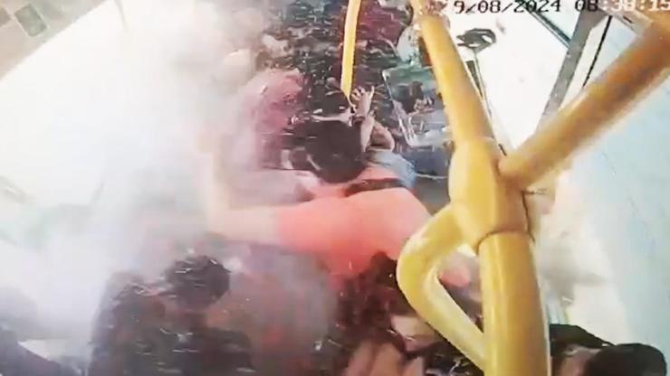 1 saniye sonra dehşeti yaşadılar Metrobüsün içinde o anlar... | Video Haber