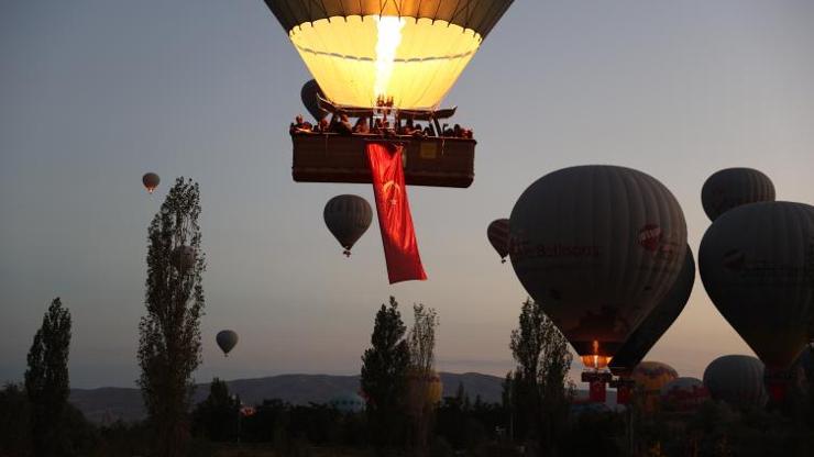 Kapadokyada balonlar Türk bayraklarıyla havalandı