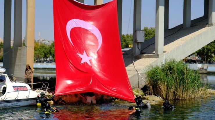 Fırat Nehri'nde dev Türk bayrağı gösterisi