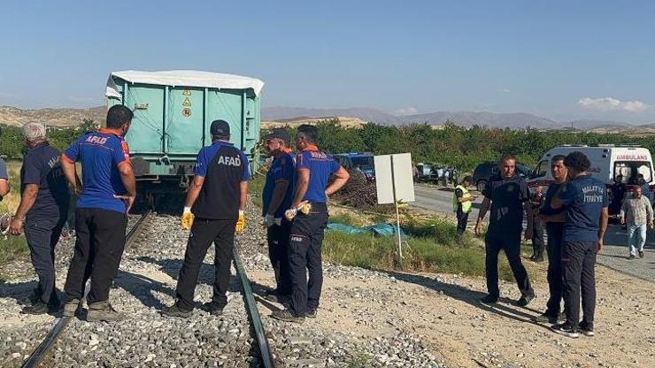 Malatyada yük treni faciası Anne ve 2 çocuğu hayatını kaybetti, baba ağır yaralı...