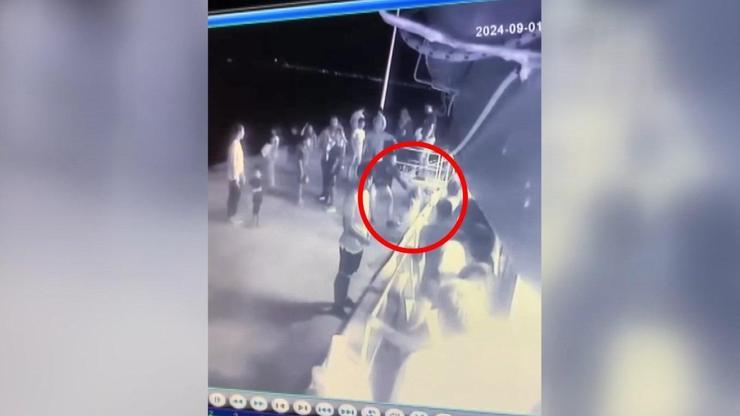 İskele ile gemi arasındaki boşluktan denize düşen çocuğu babası ve çevredekiler kurtardı; o anlar kamerada İskele ile gemi arasındaki boşluktan denize düşen çocuğu babası ve çevredekiler kurtardı; o anlar kamerada