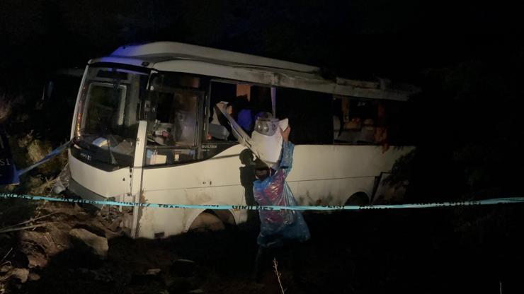 Eskişehir'de polislerin taşındığı servis midibüsü yol kenarına düştü: 15 yaralı Eskişehir'de polislerin taşındığı servis midibüsü yol kenarına düştü: 15 yaralı