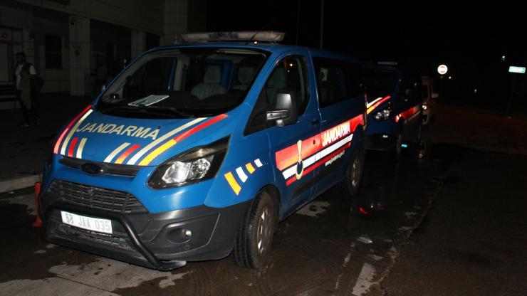 Balkonun altında sohbet eden gençlere ateş etti, yakınları tarafından darbedildi: 1 ölü, 2 yaralı Balkonun altında sohbet eden gençlere ateş etti, yakınları tarafından darbedildi: 1 ölü, 2 yaralı