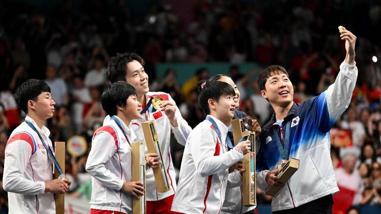 Olimpiyattaki selfie Kuzey Koreli sporcuları yaktı