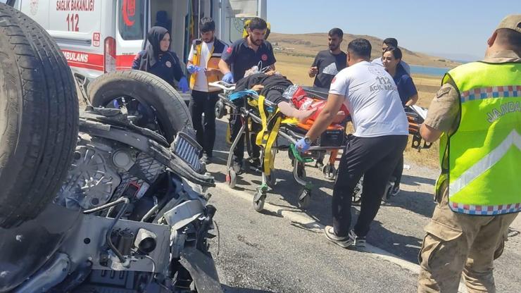 Van'da otomobiller çarpıştı: 2 ölü, 4 yaralı
