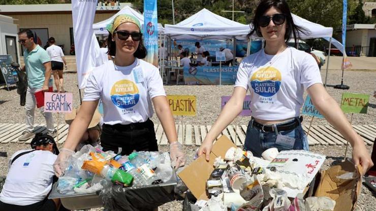 Uzmanlar uyarıyor: Haftada 1 kredi kartı büyüklüğünde plastik yiyoruz