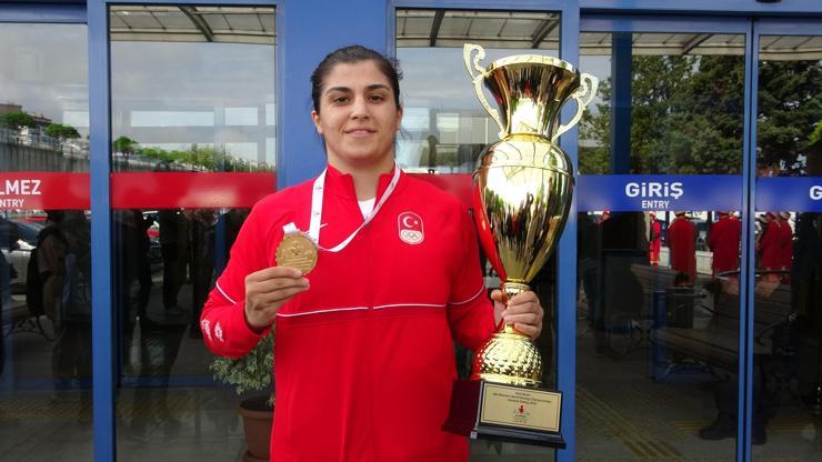 Busenaz Sürmeneli’ye trafikte tokat attı, tutuklandı Busenaz Sürmeneli’ye trafikte tokat attı, tutuklandı