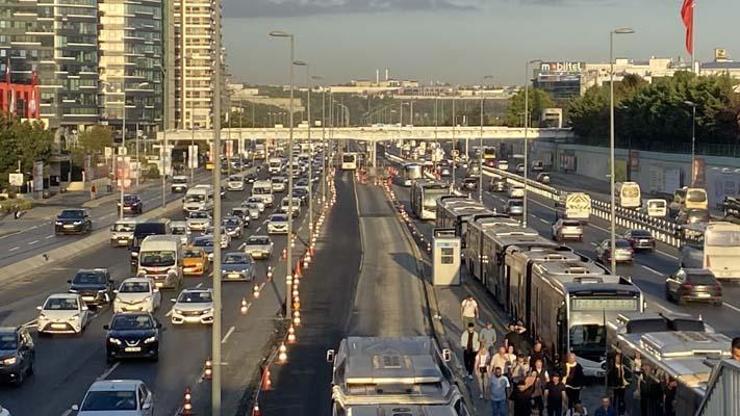 17 bin okul servisi yollarda: İstanbulda trafik yoğunluğu